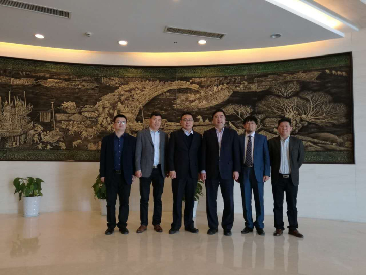 9-趙振元、周安舉、賀奎田、郭明偉與與中天集團(tuán)總裁薛馳、中天科技新能源產(chǎn)業(yè)鏈總經(jīng)理曹紅彬親切合影.jpg